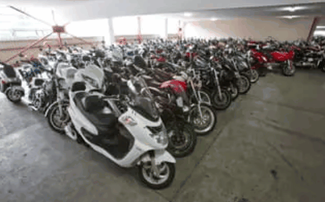 バイク王で高額査定が出て笑顔のイメージ